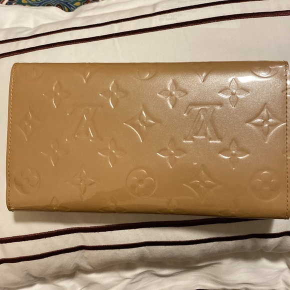 LOUIS VUITTON
Authentic Monogram Vernis Sarah Wallet - Picture 2 of 14